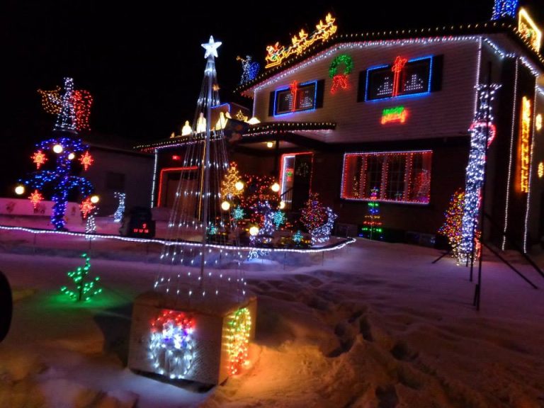 When Do You Turn On Your Christmas Lights | Country 105 | Thunder Bay's ...